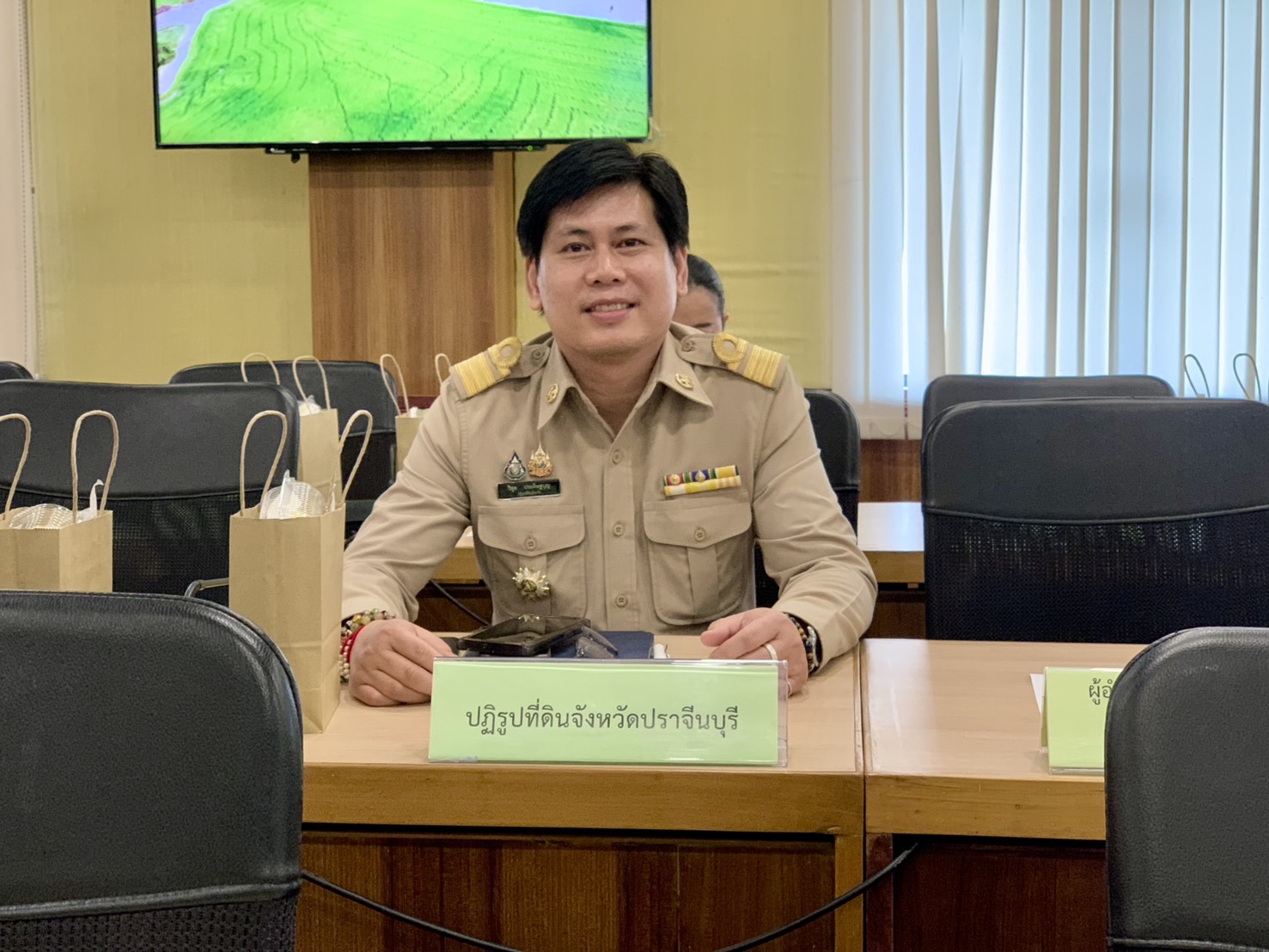 title - วันที่ 24 มีนาคม 2569 เวลา 09.30 น. นายวิทูล ประดิษฐบุญ ปฏิรูปที่ดินจังหวัดปราจีนบุรี เข้าร่วมประชุม หัวหน้าส่วนราชการ ประจำเดือน มีนาคม 2569 ขับเคลื่อนนโยบายรัฐ สู่การพัฒนาพื้นที่อย่างเป็นรูปธรรม  ณ ห้องประชุมทวารวดี ศาลากลางจังหวัดปราจีนบุรี   โดยมี นายวีระพันธ์ ดีอ่อน ผู้ว่าราชการจังหวัดปราจีนบุรี เป็นประธานประชุมหัวหน้าส่วนราชการ พร้อมด้วย นายชนาธิป โคกมณี และนายสัญญา นามี รองผู้ว่าราชการจังหวัด หัวหน้าส่วนราชการ หน่วยงานรัฐวิสาหกิจ  และภาคส่วนที่เกี่ยวข้องเข้าร่วมประชุมอย่างพร้อมเพรียง 